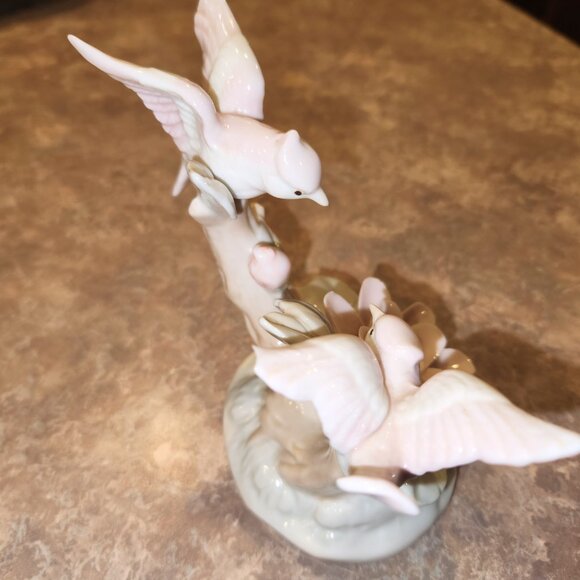 Vintage 1985 Royal Crown Porcelain Bird Sculpture / Statue - Picture 2 of 3